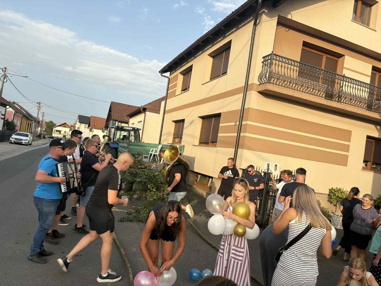 BELICA SLAVI Karla Premuš i Filip Horvat uoči vjenčanja imali veselo postavljanje najgi (8) BELICA SLAVI Karla Premuš i Filip Horvat uoči vjenčanja imali veselo postavljanje najgi (8)