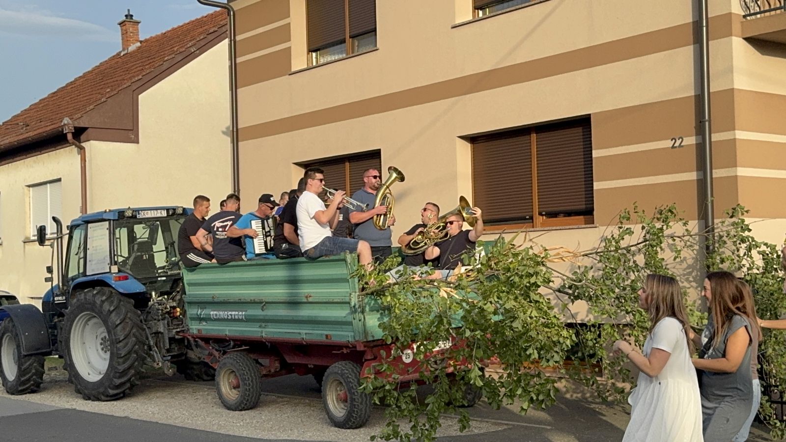 BELICA SLAVI Karla Premuš i Filip Horvat uoči vjenčanja imali veselo postavljanje najgi (9) BELICA SLAVI Karla Premuš i Filip Horvat uoči vjenčanja imali veselo postavljanje najgi (9)