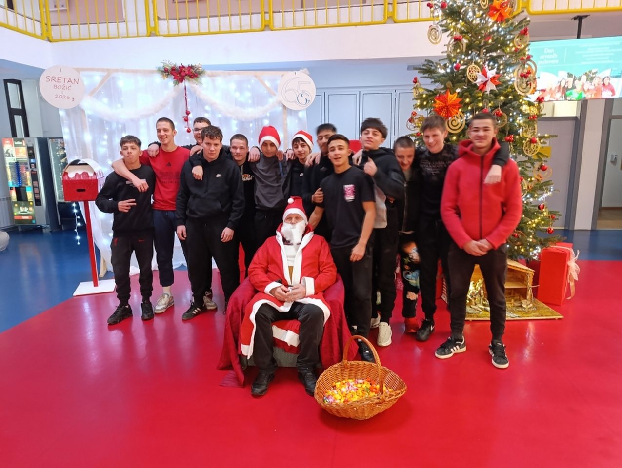 BLAGDANSKA ČAROLIJA Graditeljska škola Čakovec zasjala u crvenom, lampicama i dobrom raspoloženju (1)