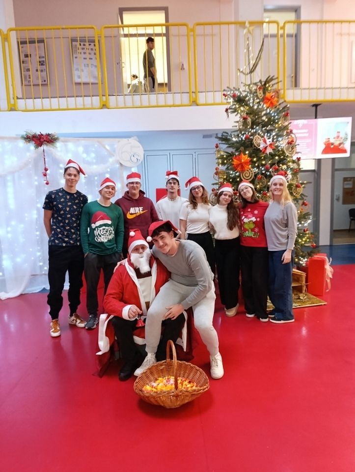 BLAGDANSKA ČAROLIJA Graditeljska škola Čakovec zasjala u crvenom, lampicama i dobrom raspoloženju (10)