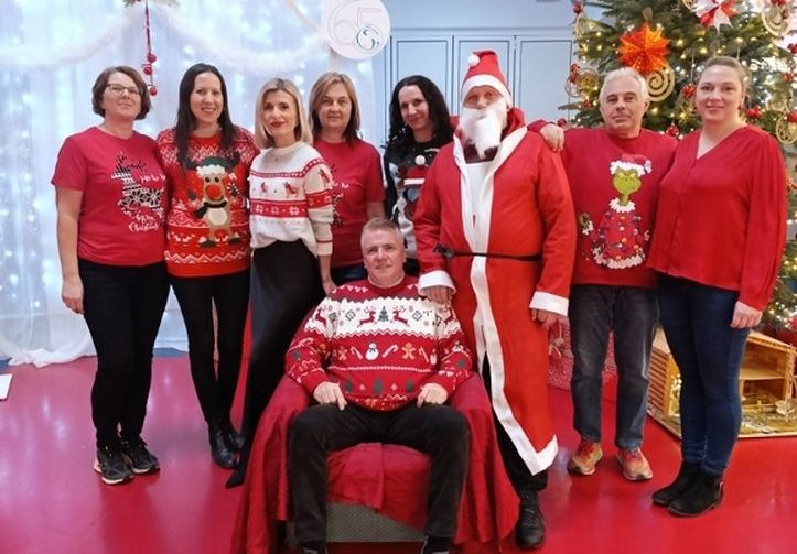 BLAGDANSKA ČAROLIJA Graditeljska škola Čakovec zasjala u crvenom, lampicama i dobrom raspoloženju (2)