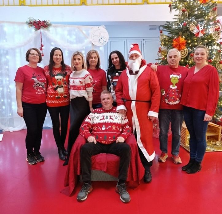 BLAGDANSKA ČAROLIJA Graditeljska škola Čakovec zasjala u crvenom, lampicama i dobrom raspoloženju (2)