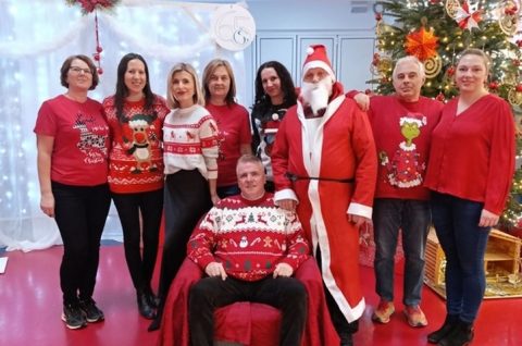 BLAGDANSKA ČAROLIJA Graditeljska škola Čakovec zasjala u crvenom, lampicama i dobrom raspoloženju (2) BLAGDANSKA ČAROLIJA Graditeljska škola Čakovec zasjala u crvenom, lampicama i dobrom raspoloženju (2)