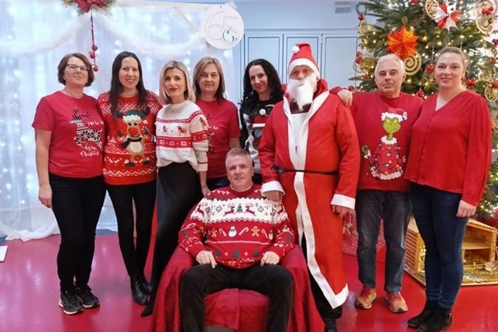 BLAGDANSKA ČAROLIJA Graditeljska škola Čakovec zasjala u crvenom, lampicama i dobrom raspoloženju (2)