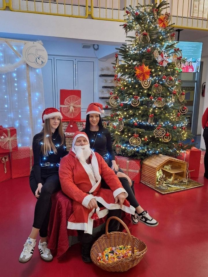 BLAGDANSKA ČAROLIJA Graditeljska škola Čakovec zasjala u crvenom, lampicama i dobrom raspoloženju (4)