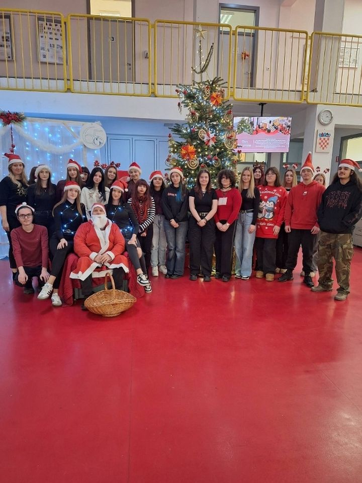 BLAGDANSKA ČAROLIJA Graditeljska škola Čakovec zasjala u crvenom, lampicama i dobrom raspoloženju (5)