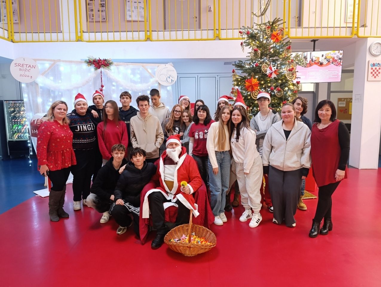 BLAGDANSKA ČAROLIJA Graditeljska škola Čakovec zasjala u crvenom, lampicama i dobrom raspoloženju (6)