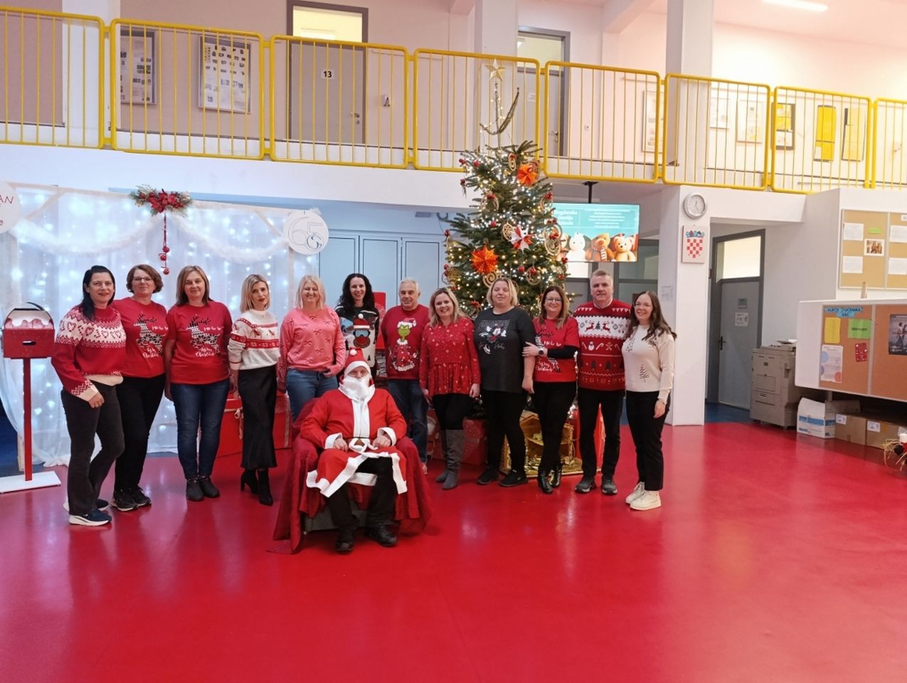 BLAGDANSKA ČAROLIJA Graditeljska škola Čakovec zasjala u crvenom, lampicama i dobrom raspoloženju (7)