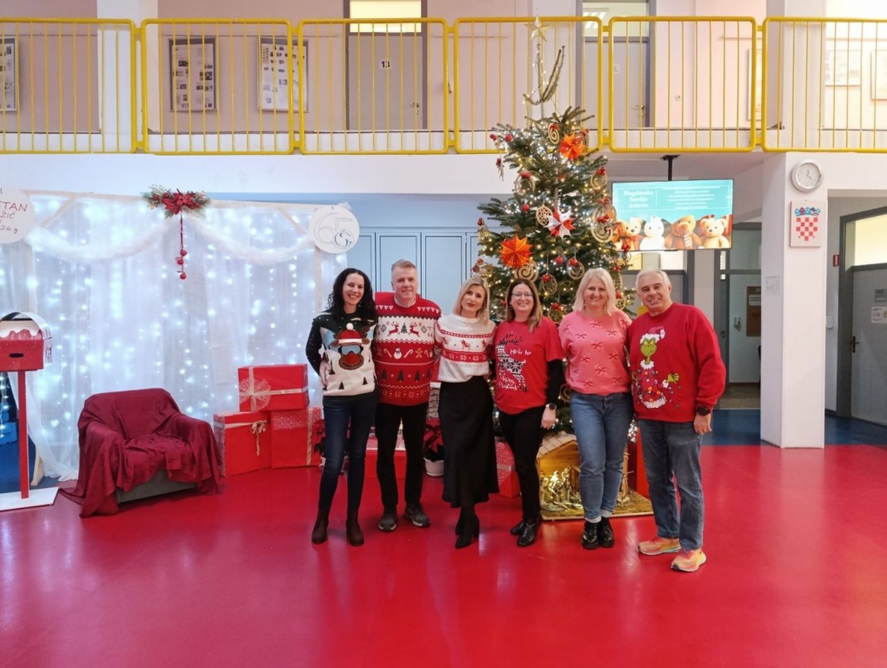 BLAGDANSKA ČAROLIJA Graditeljska škola Čakovec zasjala u crvenom, lampicama i dobrom raspoloženju (8)