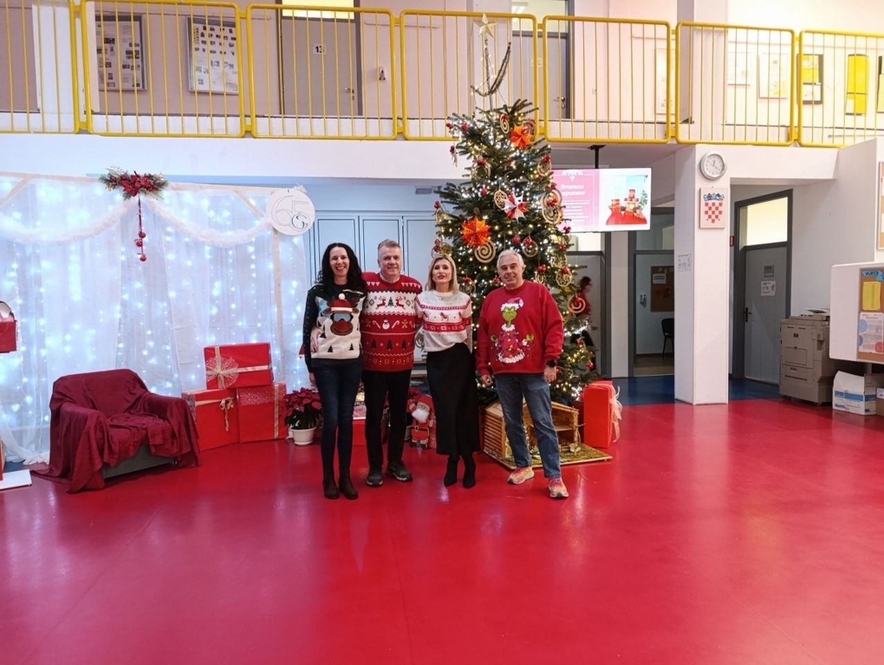 BLAGDANSKA ČAROLIJA Graditeljska škola Čakovec zasjala u crvenom, lampicama i dobrom raspoloženju (9)