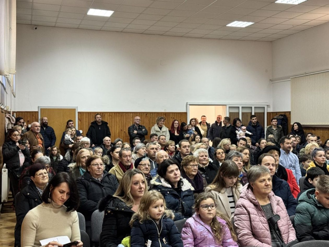 BOŽIĆNI KONCERT Dvoranom odjekivale melodije Limene glazbe Dekanovec (13)