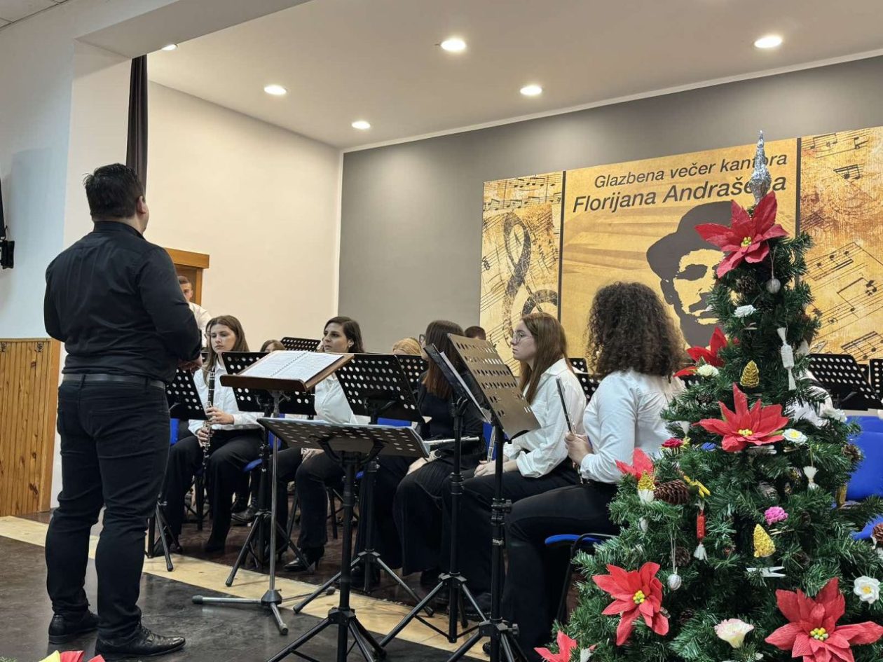 BOŽIĆNI KONCERT Dvoranom odjekivale melodije Limene glazbe Dekanovec (7)