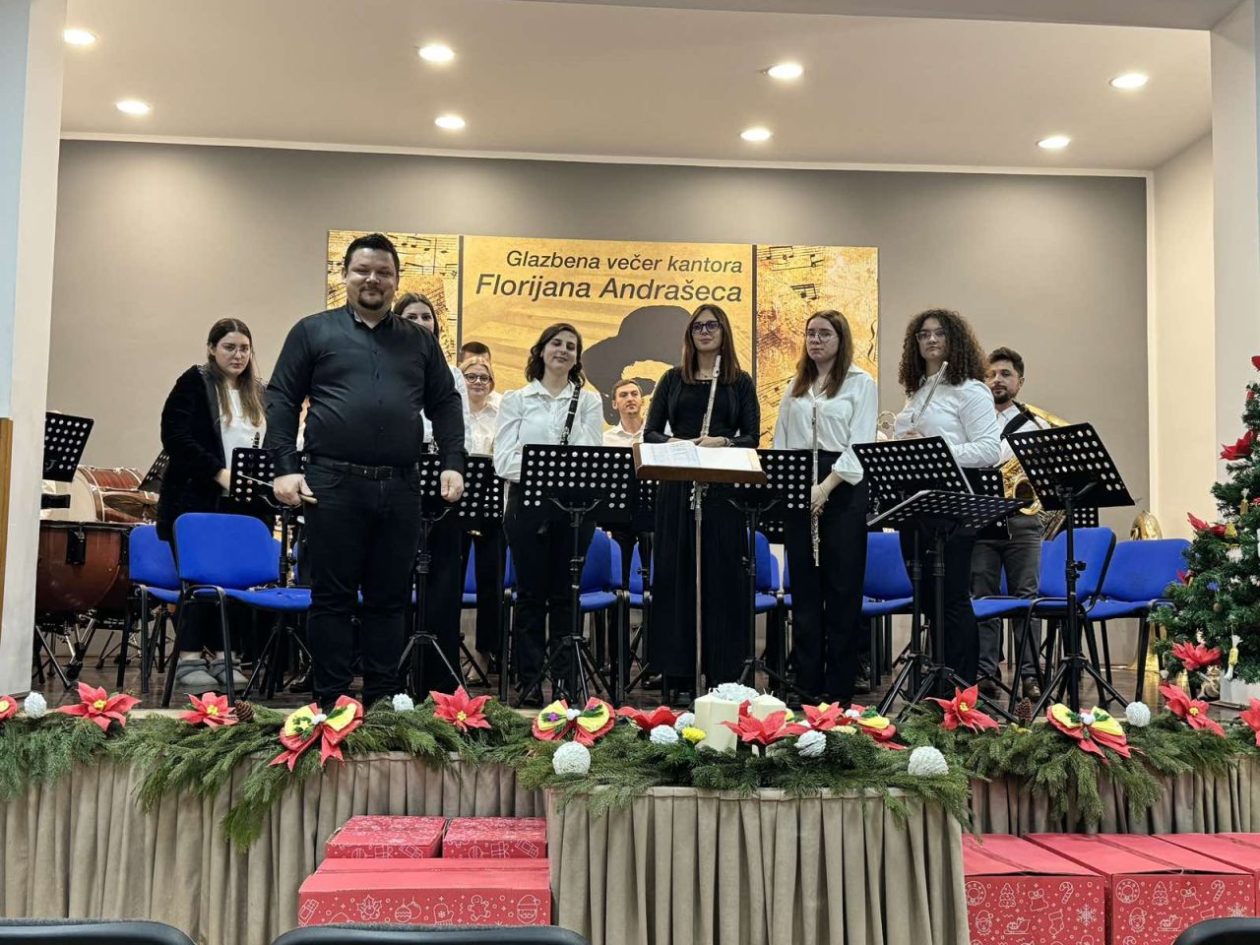 BOŽIĆNI KONCERT Dvoranom odjekivale melodije Limene glazbe Dekanovec (8)
