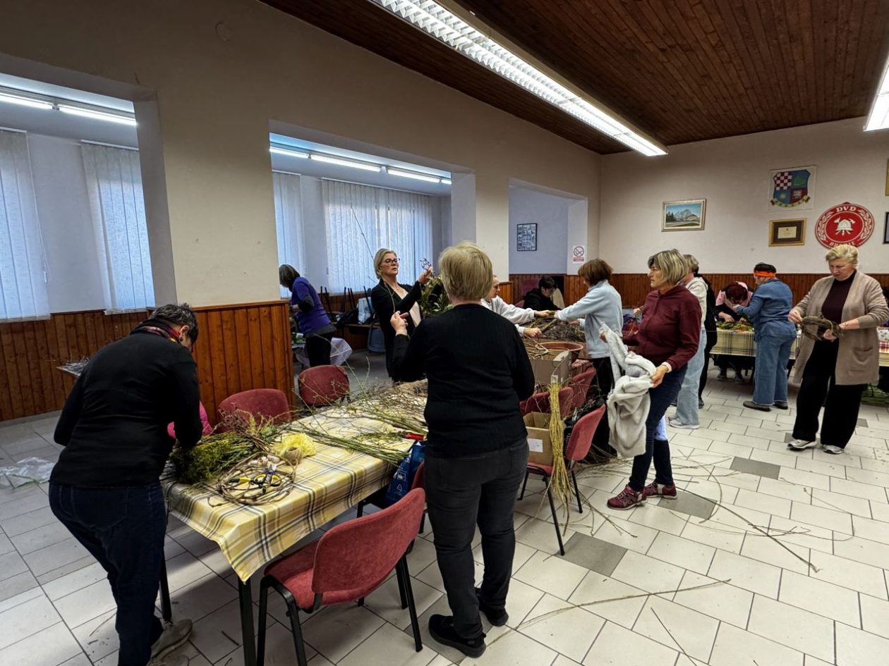 BREZJE Žene izrađivale unikatne uskršnje vjenčiće (10)