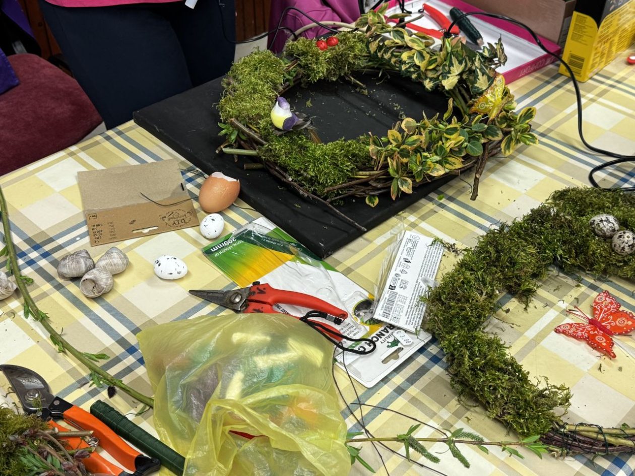 BREZJE Žene izrađivale unikatne uskršnje vjenčiće (14)