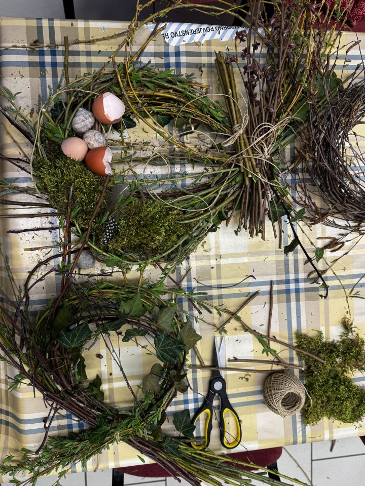 BREZJE Žene izrađivale unikatne uskršnje vjenčiće (18)