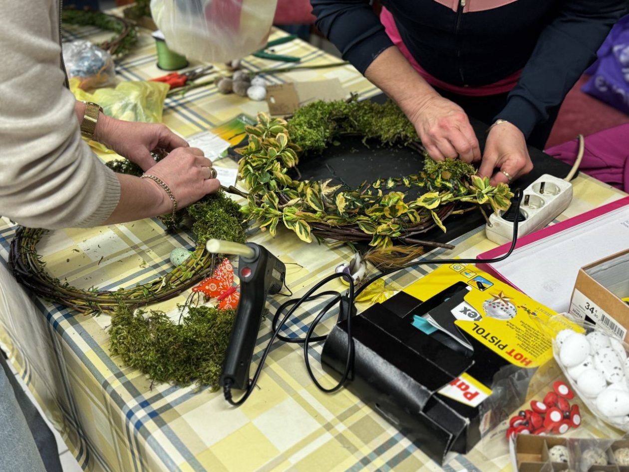 BREZJE Žene izrađivale unikatne uskršnje vjenčiće (25)