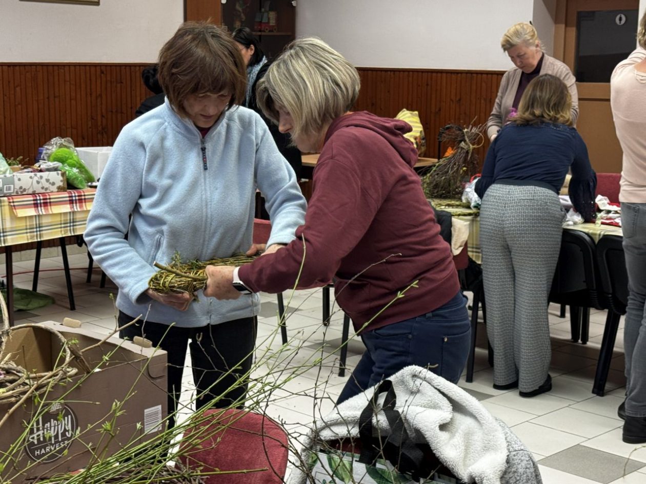 BREZJE Žene izrađivale unikatne uskršnje vjenčiće (27)