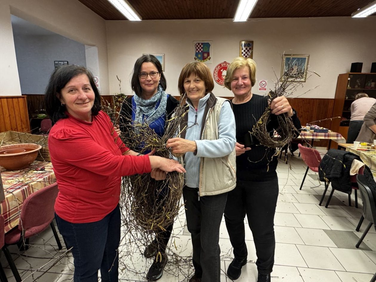 BREZJE Žene izrađivale unikatne uskršnje vjenčiće (30)