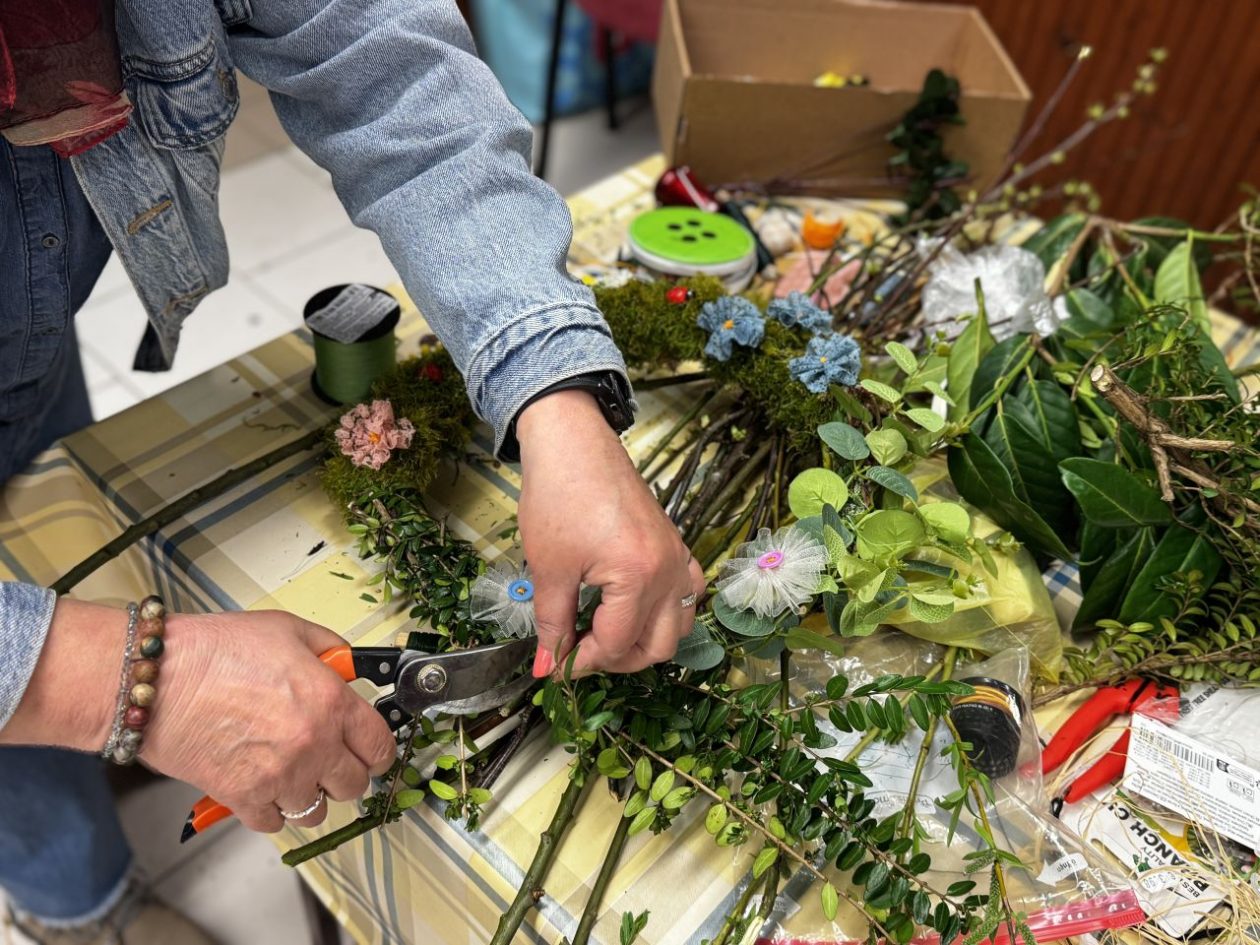 BREZJE Žene izrađivale unikatne uskršnje vjenčiće (34)