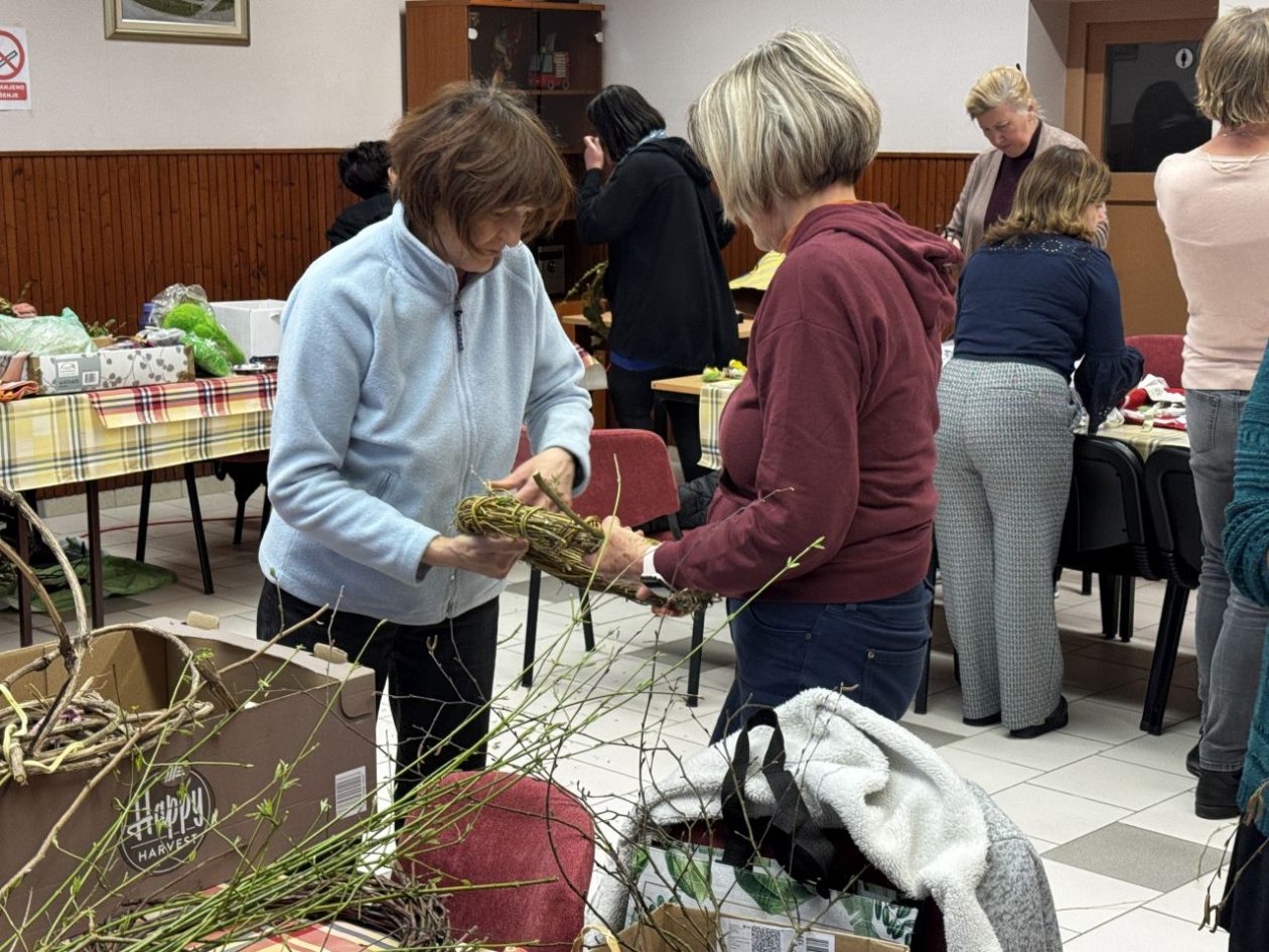 BREZJE Žene izrađivale unikatne uskršnje vjenčiće (5)