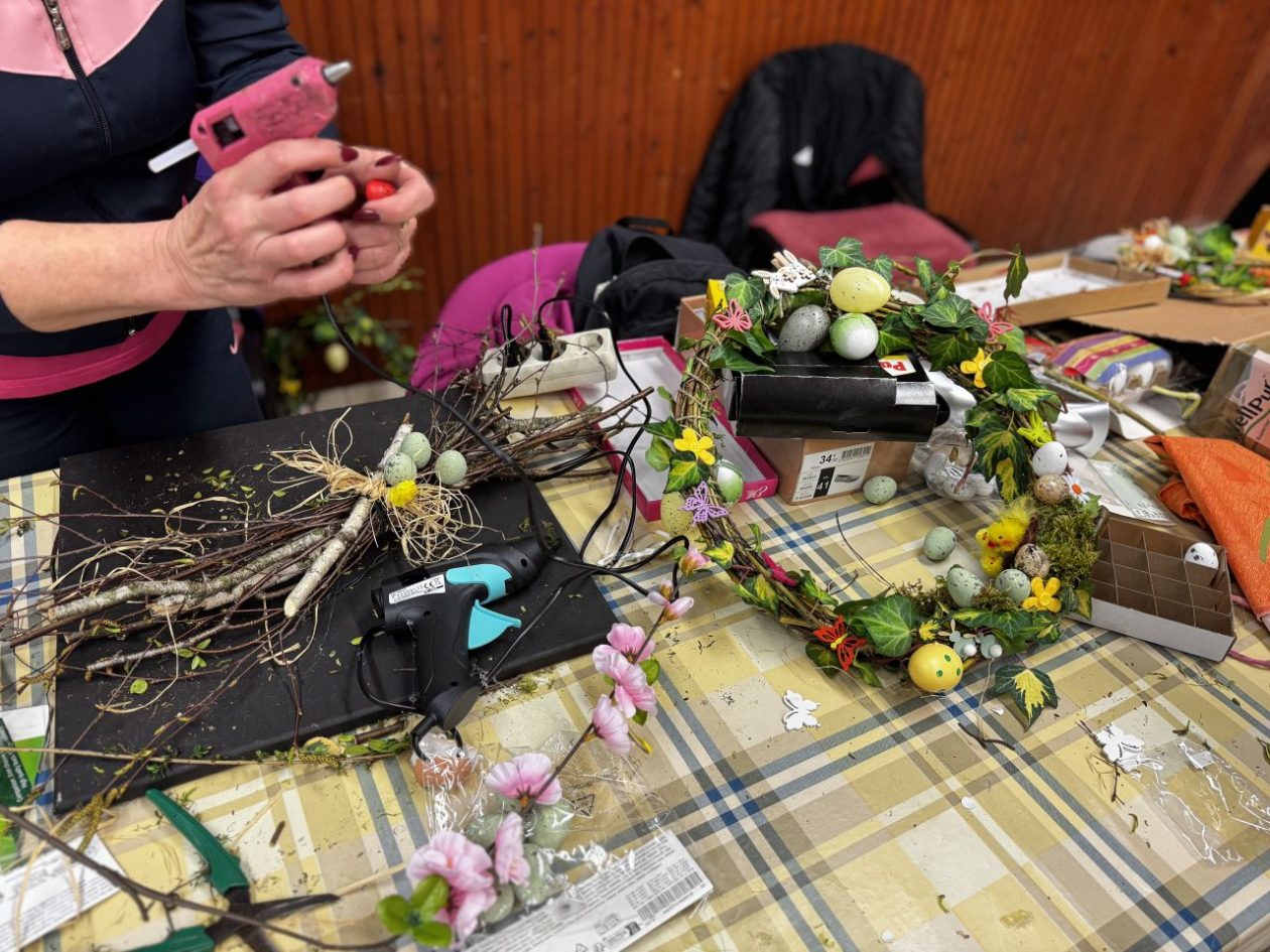 BREZJE Žene izrađivale unikatne uskršnje vjenčiće (8)
