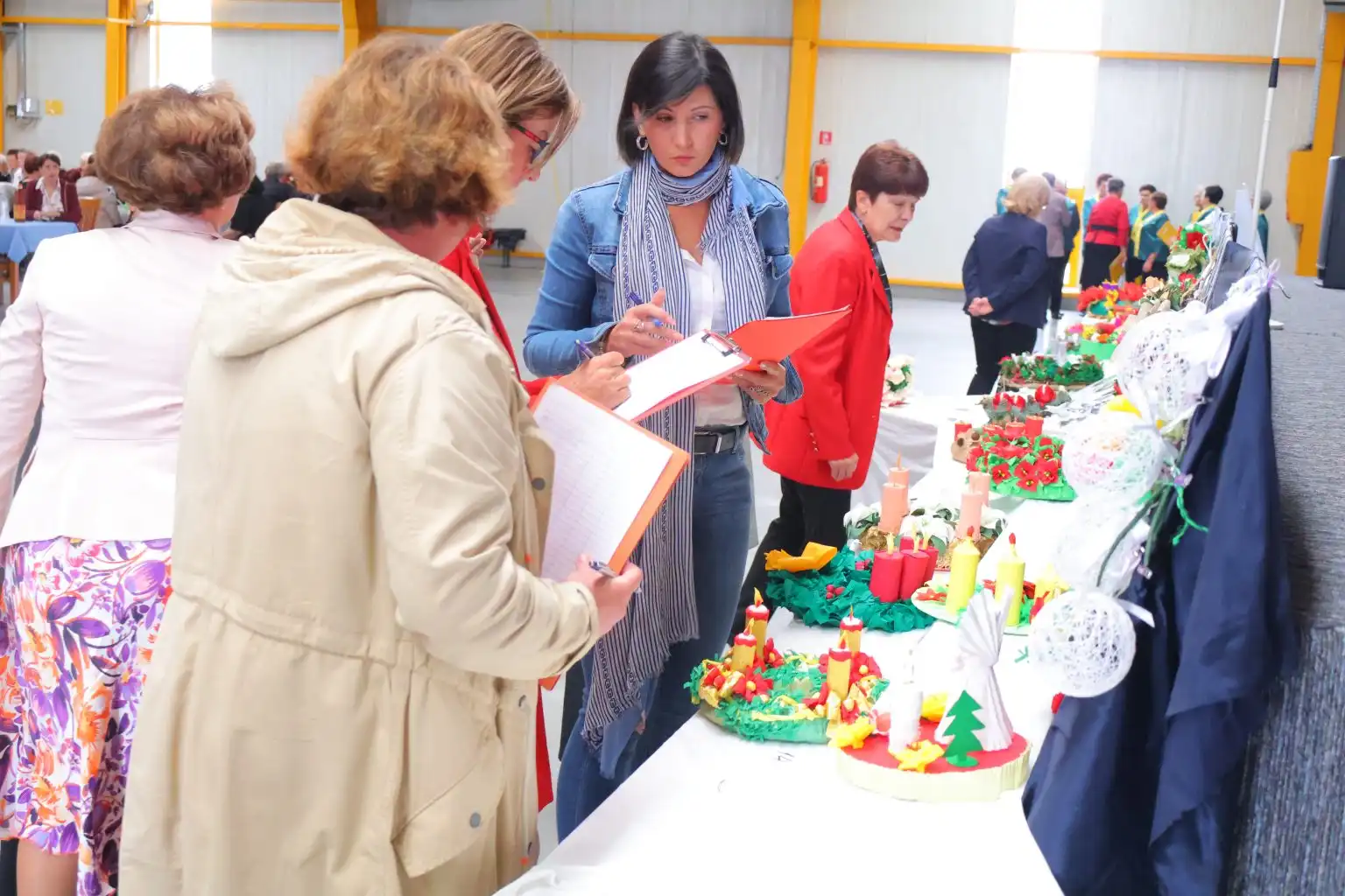 Bal umirovljenika uz Smotru pjevačkih zborova i izložbu adventskih vijenaca (1) Bal umirovljenika uz Smotru pjevačkih zborova i izložbu adventskih vijenaca (1)