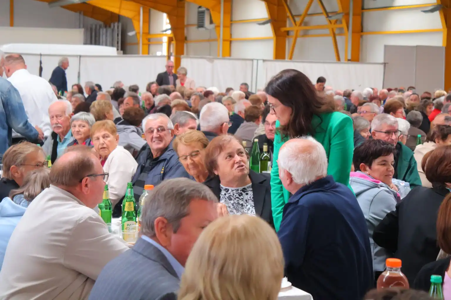 Bal umirovljenika uz Smotru pjevačkih zborova i izložbu adventskih vijenaca (10) Bal umirovljenika uz Smotru pjevačkih zborova i izložbu adventskih vijenaca (10)