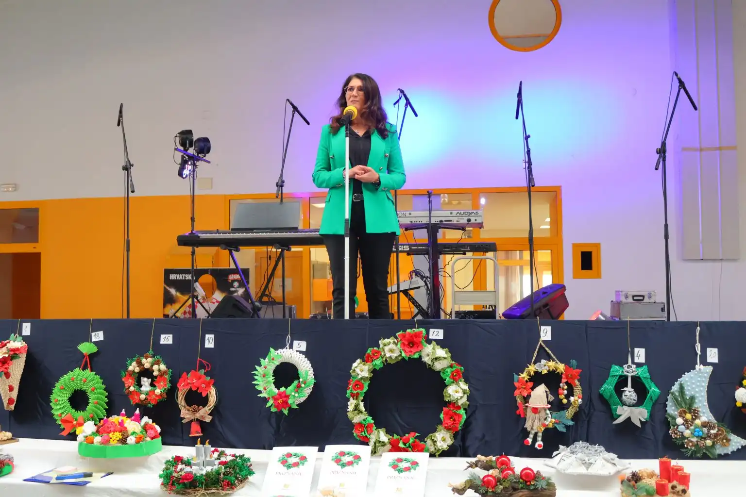 Bal umirovljenika uz Smotru pjevačkih zborova i izložbu adventskih vijenaca (14) Bal umirovljenika uz Smotru pjevačkih zborova i izložbu adventskih vijenaca (14)