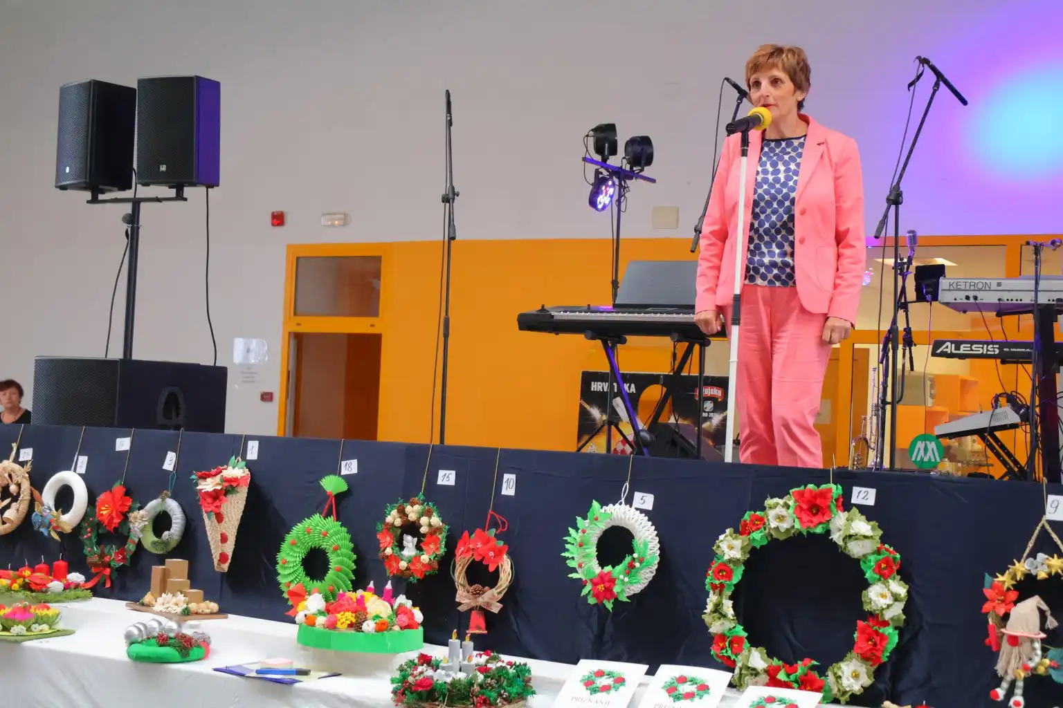 Bal umirovljenika uz Smotru pjevačkih zborova i izložbu adventskih vijenaca (15) Bal umirovljenika uz Smotru pjevačkih zborova i izložbu adventskih vijenaca (15)