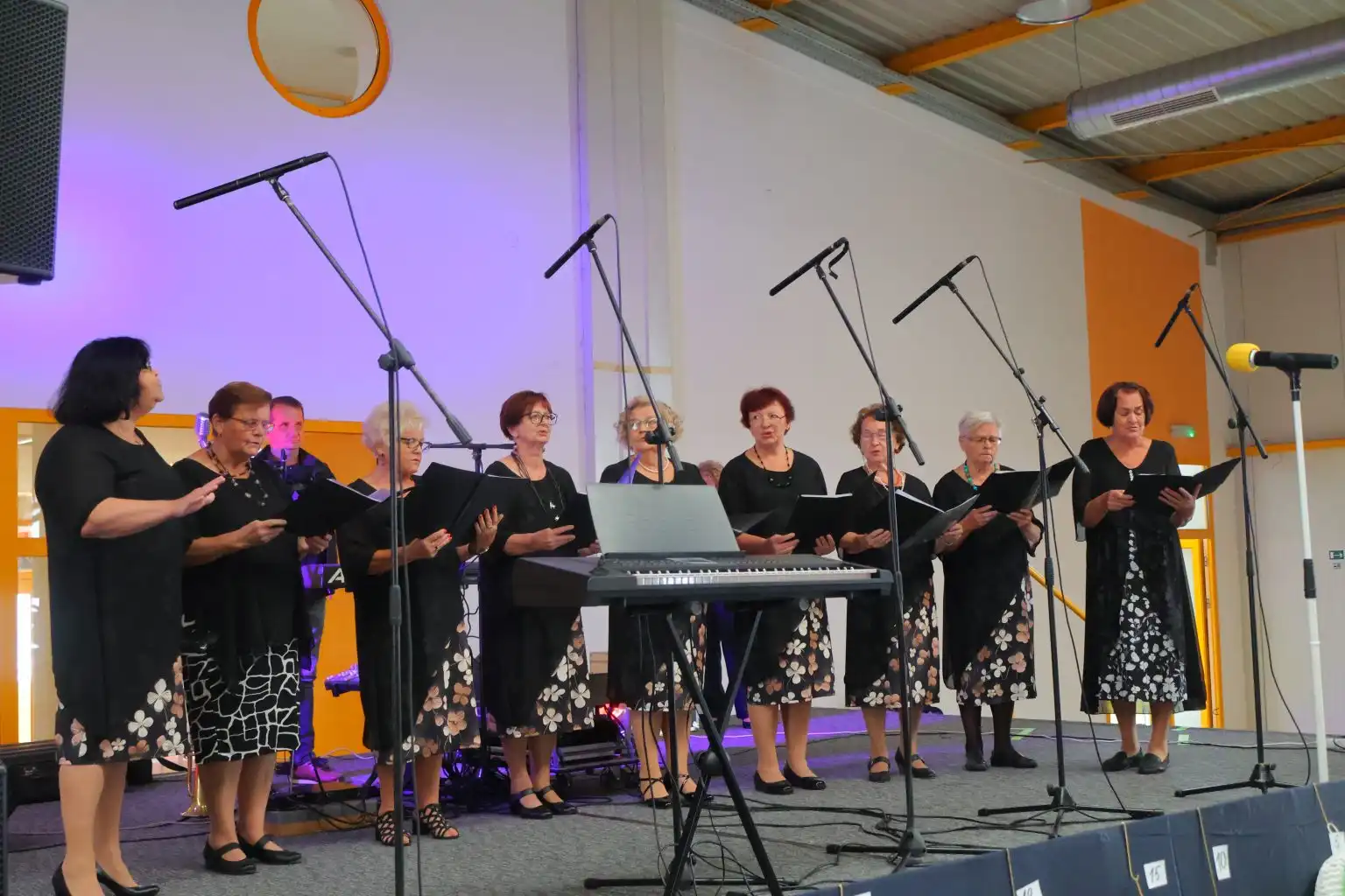 Bal umirovljenika uz Smotru pjevačkih zborova i izložbu adventskih vijenaca (17) Bal umirovljenika uz Smotru pjevačkih zborova i izložbu adventskih vijenaca (17)