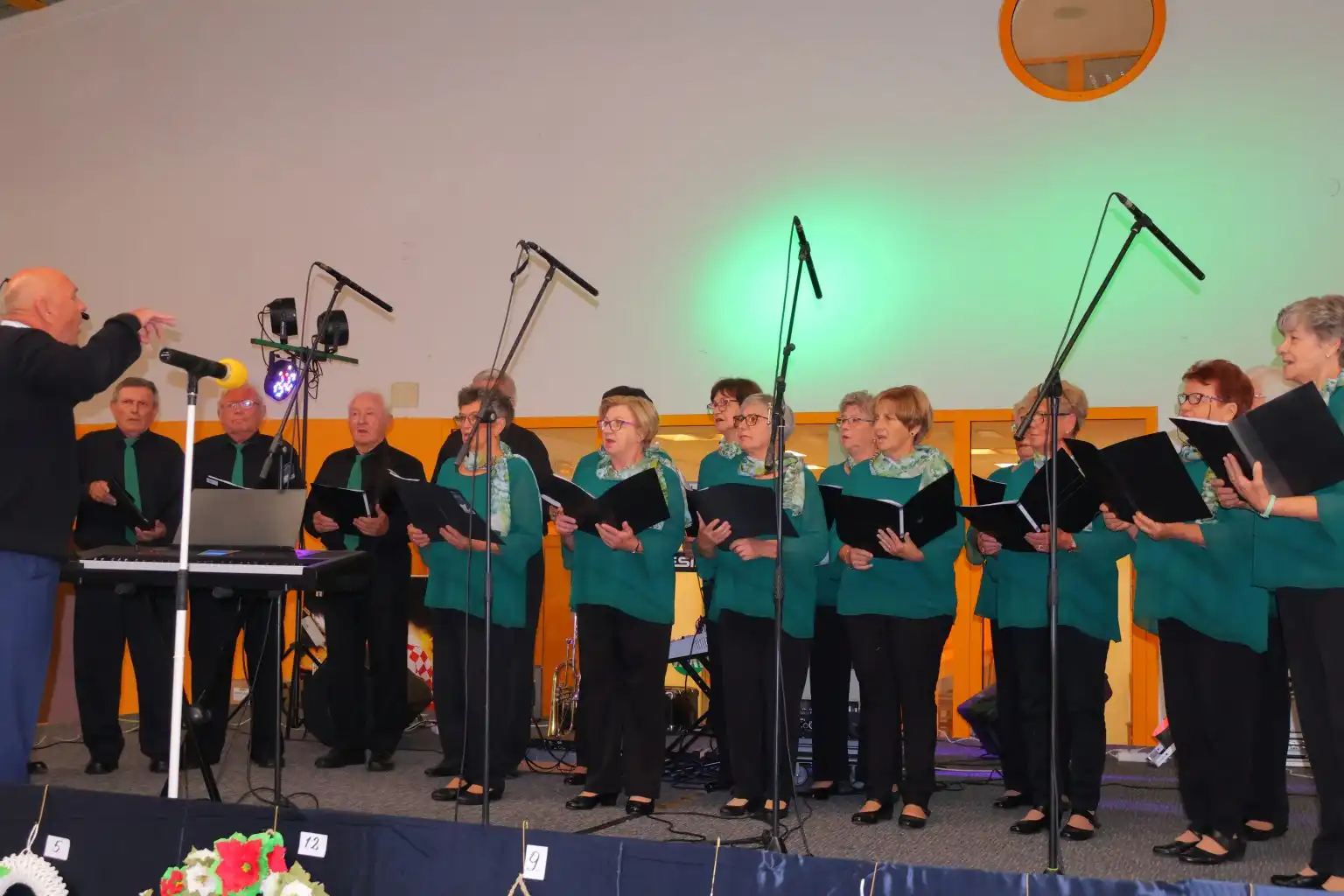 Bal umirovljenika uz Smotru pjevačkih zborova i izložbu adventskih vijenaca (19) Bal umirovljenika uz Smotru pjevačkih zborova i izložbu adventskih vijenaca (19)