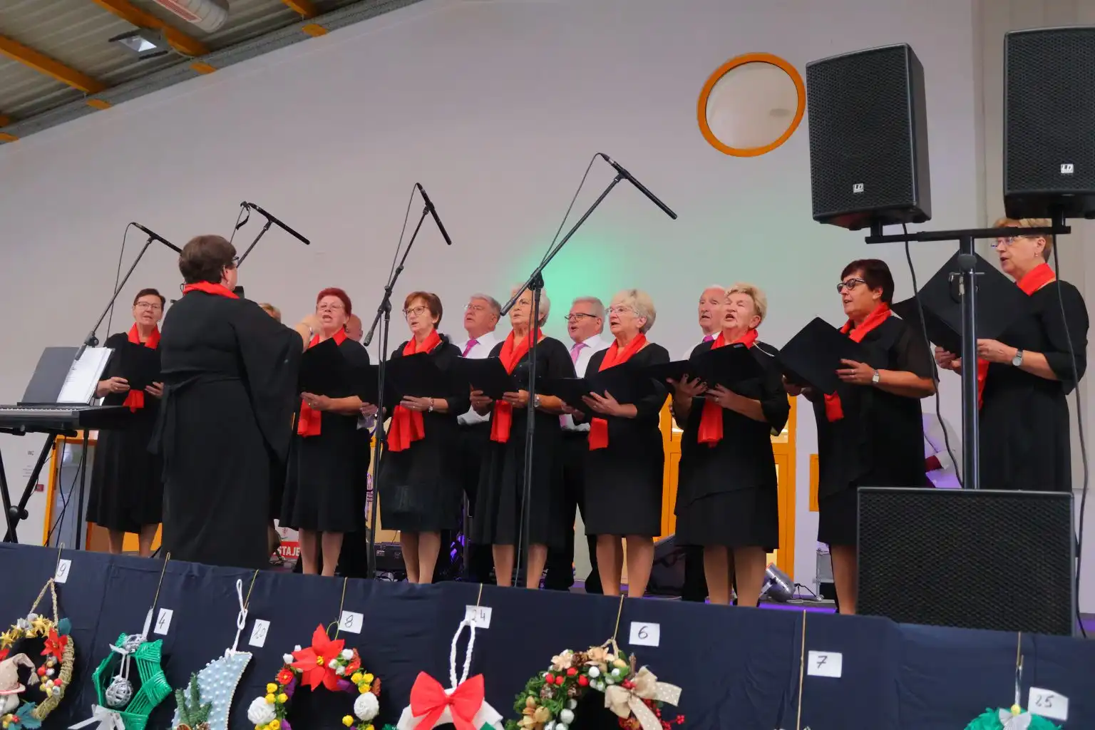 Bal umirovljenika uz Smotru pjevačkih zborova i izložbu adventskih vijenaca (20) Bal umirovljenika uz Smotru pjevačkih zborova i izložbu adventskih vijenaca (20)