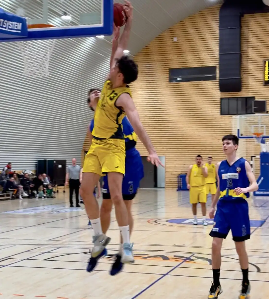 Balent i Šarić u plavom dresu igraju za juniore Međimurja na državnoj poluzavršnici Balent i Šarić u plavom dresu igraju za juniore Međimurja na državnoj poluzavršnici