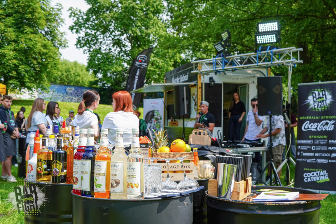 Barfight12 (Medium) Barfight12 (Medium)