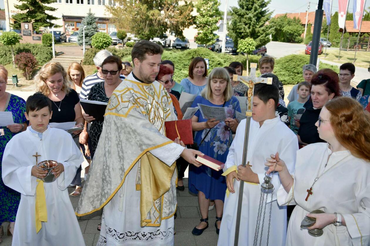 Belica, Posvećenje novih vratiju Crkve Uznesenja Blažene Djevice Marije (2)