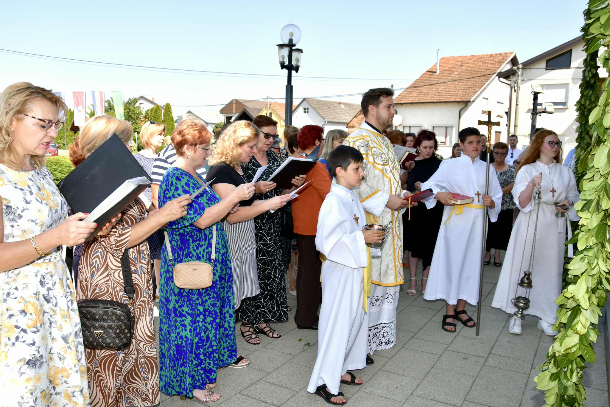 Belica, Posvećenje novih vratiju Crkve Uznesenja Blažene Djevice Marije (3)