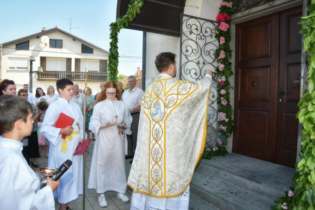 Belica, Posvećenje novih vratiju Crkve Uznesenja Blažene Djevice Marije (32)