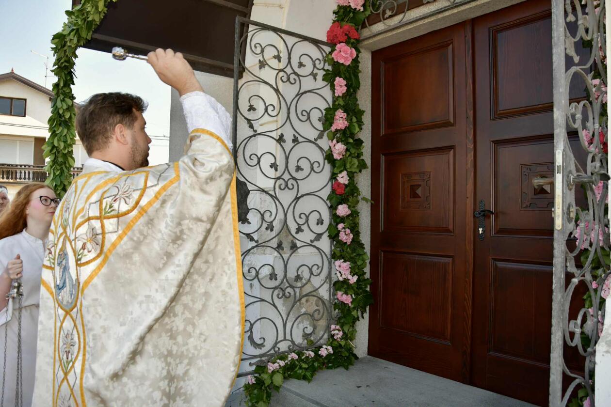 Belica, Posvećenje novih vratiju Crkve Uznesenja Blažene Djevice Marije (33)