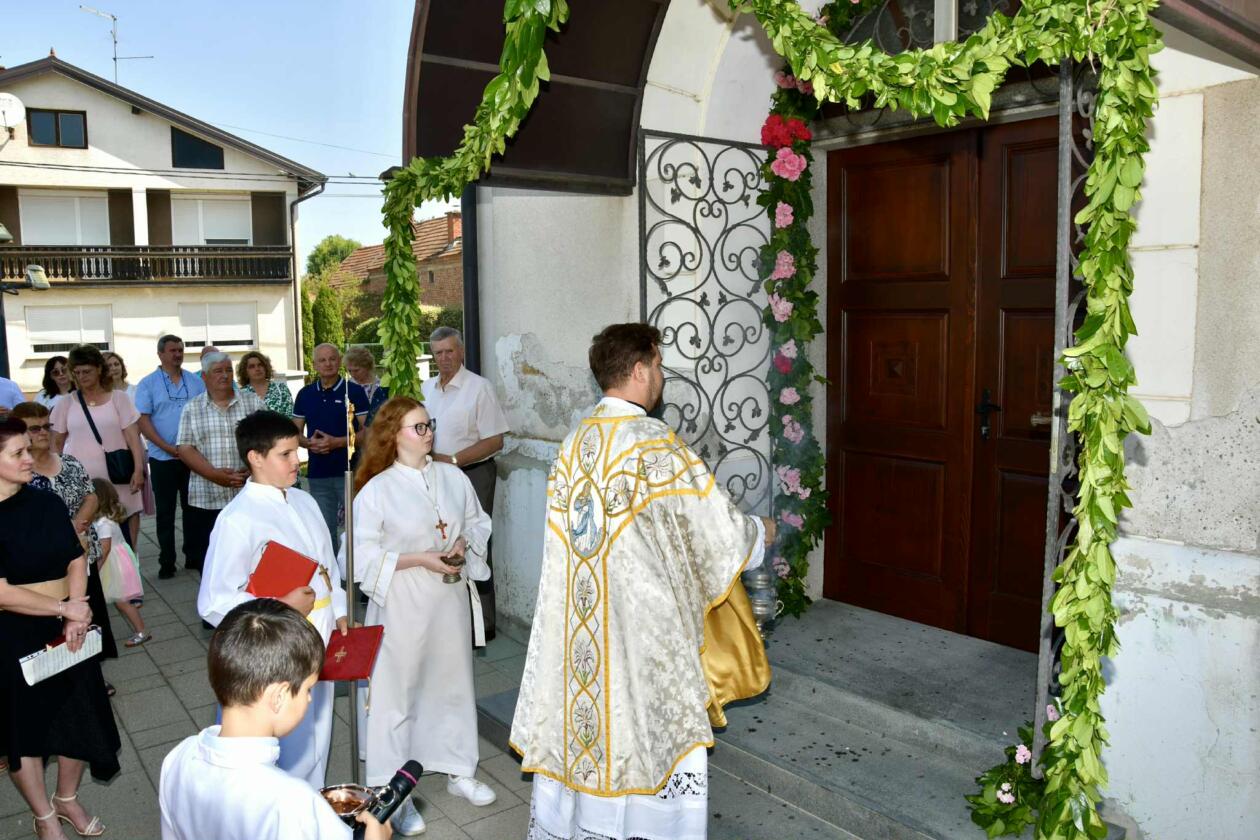 Belica, Posvećenje novih vratiju Crkve Uznesenja Blažene Djevice Marije (44)