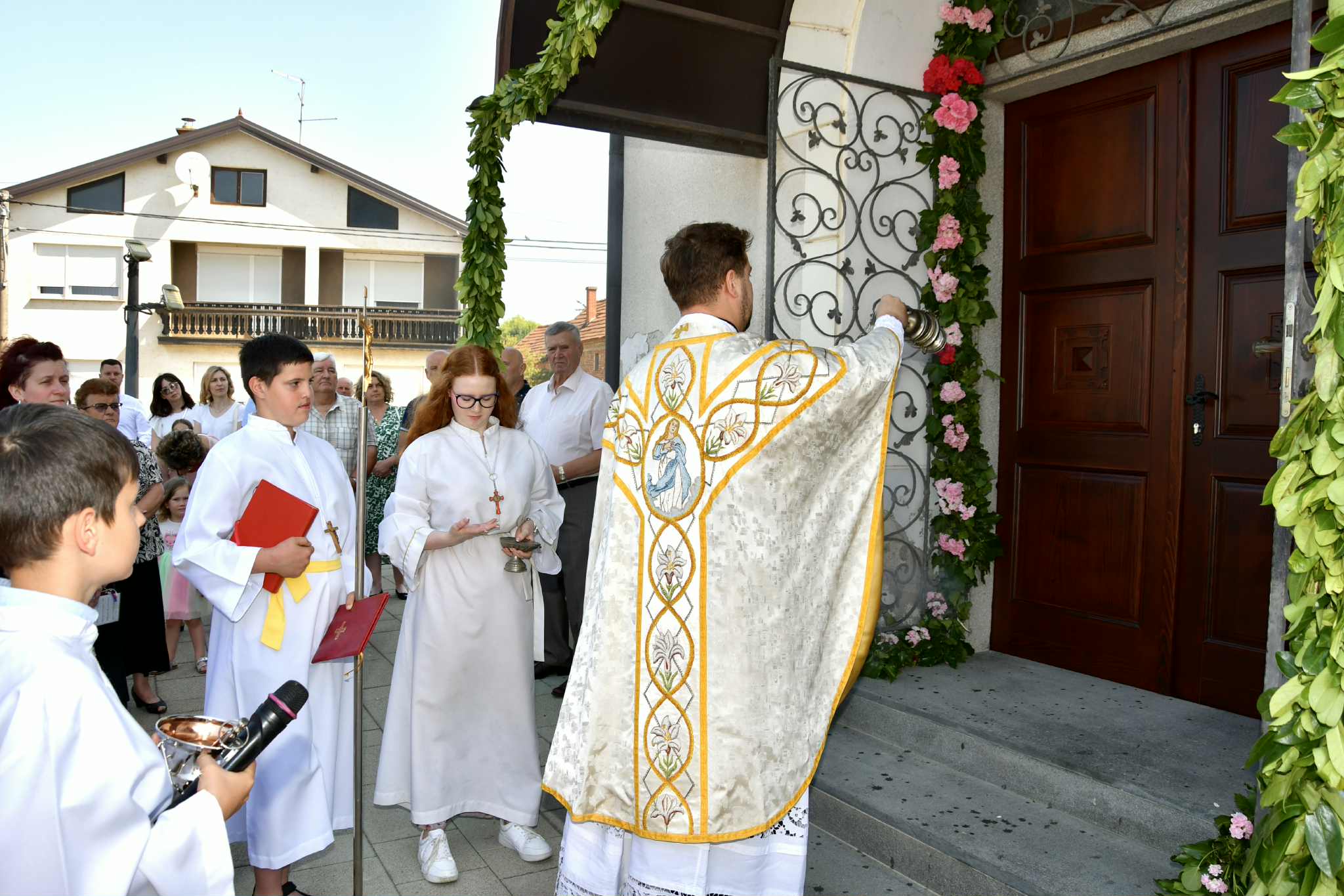 Belica, Posvećenje novih vratiju Crkve Uznesenja Blažene Djevice Marije (45)