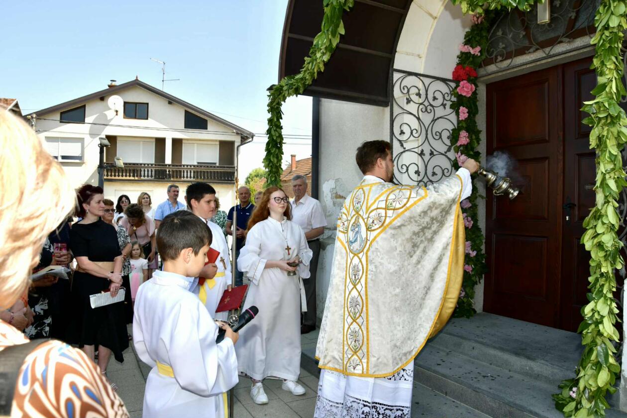Belica, Posvećenje novih vratiju Crkve Uznesenja Blažene Djevice Marije (46)