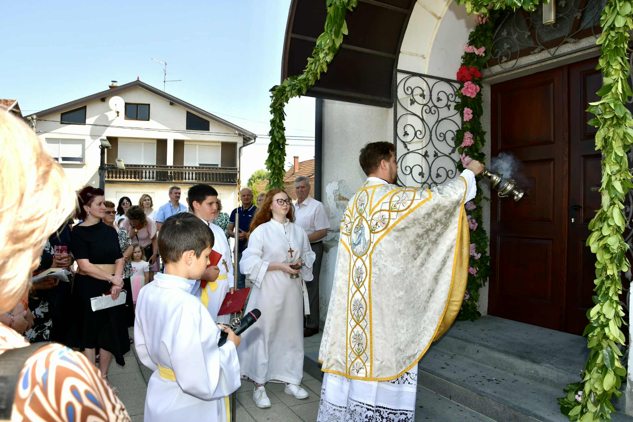 Belica, Posvećenje novih vratiju Crkve Uznesenja Blažene Djevice Marije (46)