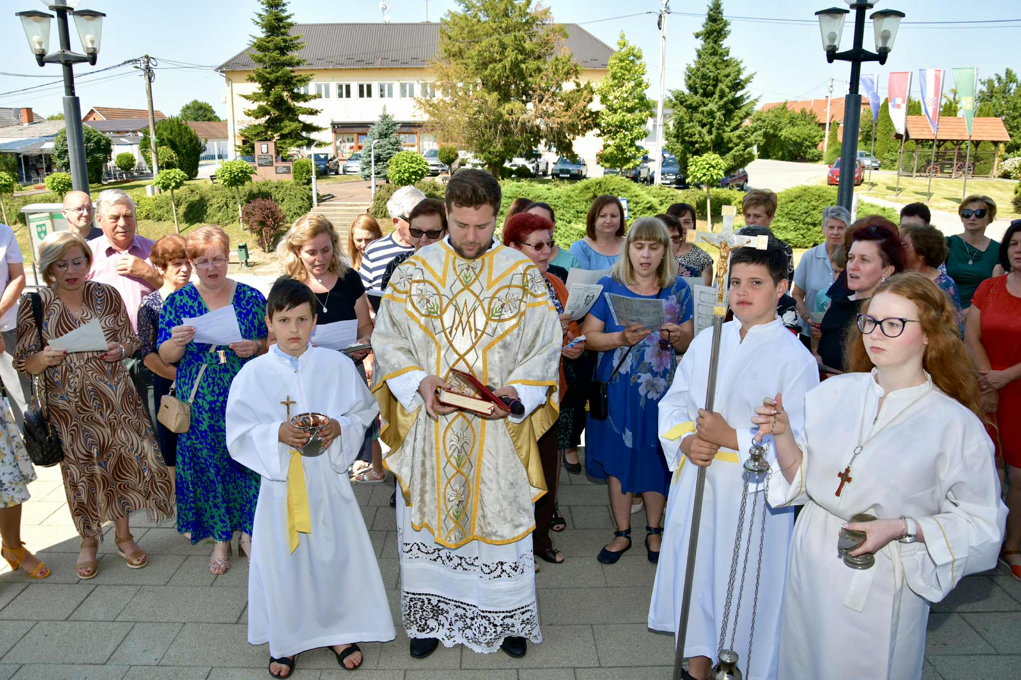 Belica, Posvećenje novih vratiju Crkve Uznesenja Blažene Djevice Marije (8)
