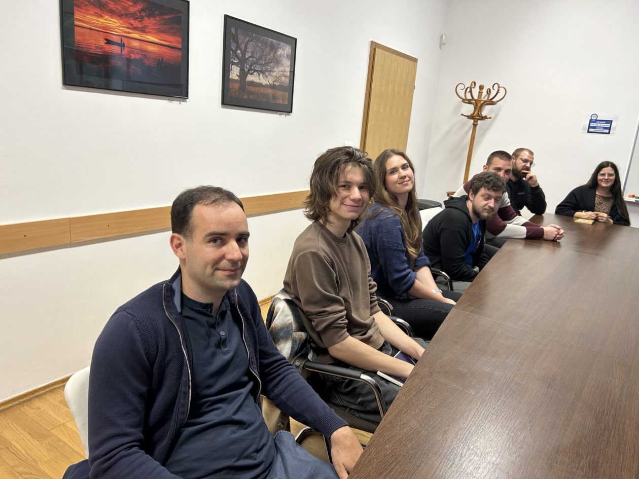 Blaž Golub – smeđa majica Blaž Golub – smeđa majica