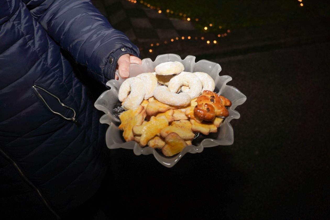 Božić ukrasi obitelj Šavora Ivanovec lampice djed mraz snjegović sob (1)