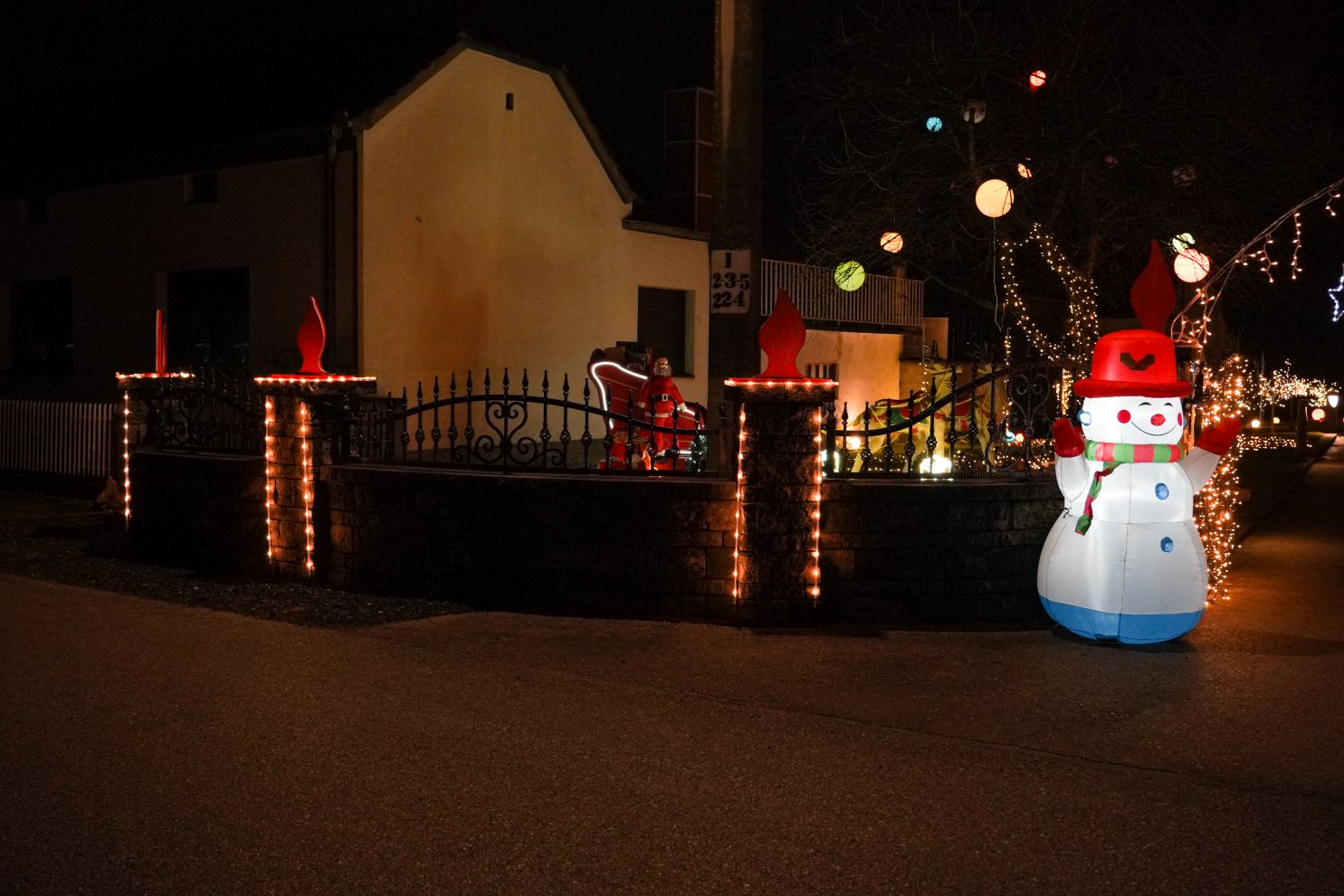 Božić ukrasi obitelj Šavora Ivanovec lampice djed mraz snjegović sob (10)