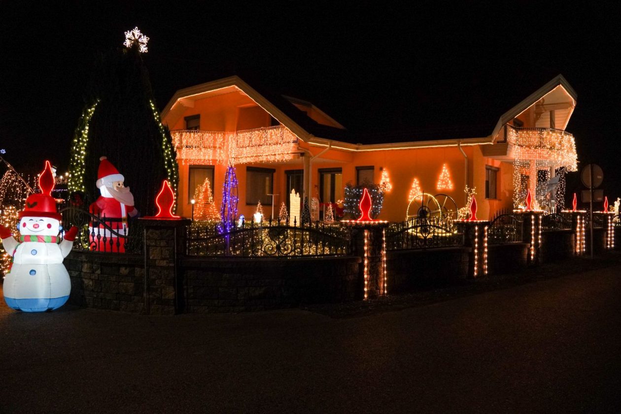 Božić ukrasi obitelj Šavora Ivanovec lampice djed mraz snjegović sob (11)