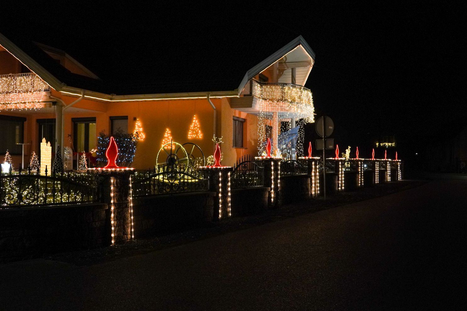 Božić ukrasi obitelj Šavora Ivanovec lampice djed mraz snjegović sob (12)