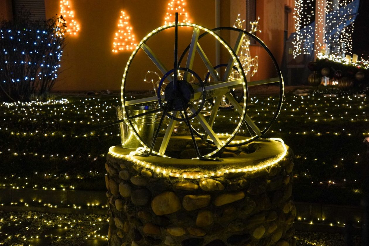 Božić ukrasi obitelj Šavora Ivanovec lampice djed mraz snjegović sob (13)